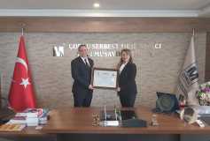 Çorlu Serbest Muhasebeci Mali Müşavirler (SMMM) Odası Yönetim Kurulu Başkanı'mız Sayın Ayşe Eroğlu, Oda'mız üyesi Sayın Ertan Gürel'e Serbest Muhasebeci Mali Müşavirlik Ruhsatı'nı takdim etti.