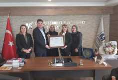 Çorlu Serbest Muhasebeci Mali Müşavirler (SMMM) Odası Yönetim Kurulu Başkanı'mız Sayın Ayşe Eroğlu, Oda'mız üyesi Sayın Ömer Faruk Konuk'a Serbest Muhasebeci Mali Müşavirlik Ruhsatı'nı takdim etti.