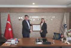 Çorlu Serbest Muhasebeci Mali Müşavirler (SMMM) Odası Yönetim Kurulu Başkanı'mız Sayın Ayşe Eroğlu, Oda'mız üyesi Sayın Ömer Faruk Konuk'a Serbest Muhasebeci Mali Müşavirlik Ruhsatı'nı takdim etti.