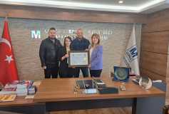 Çorlu Serbest Muhasebeci Mali Müşavirler (SMMM) Odası Yönetim Kurulu Başkanı'mız Sayın Ayşe Eroğlu, Oda'mız üyesi Sayın Tuba Akay'a Serbest Muhasebeci Mali Müşavirlik Ruhsatı'nı takdim etti.