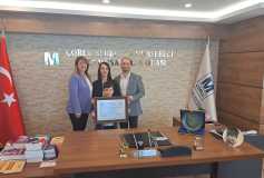 Çorlu Serbest Muhasebeci Mali Müşavirler (SMMM) Odası Yönetim Kurulu Başkanı'mız Sayın Ayşe Eroğlu, Oda'mız üyesi Sayın Tuba Akay'a Serbest Muhasebeci Mali Müşavirlik Ruhsatı'nı takdim etti.