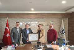 Yönetim Kurulu Başkanı'mız Sayın Ayşe Eroğlu, Odamız Üyesi Sayın Salih Doğan'a Smmm Ruhsatini Teslim Etti