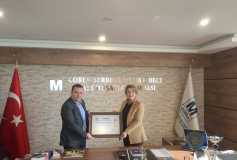 Yönetim Kurulu Başkanı'mız Sayın Ayşe Eroğlu, Odamız Üyesi Sayın Salih Doğan'a Smmm Ruhsatini Teslim Etti