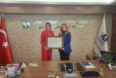 Yönetim Kurulu Başkanı'mız Sayın Ayşe Eroğlu, Odamız Üyesi Sayın Pınar Sülün'e Smmm Ruhsatını Teslim Etti