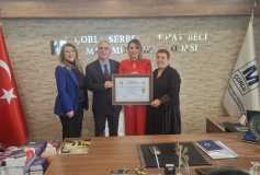 Yönetim Kurulu Başkanı'mız Sayın Ayşe Eroğlu, Odamız Üyesi Sayın Pınar Sülün'e Smmm Ruhsatını Teslim Etti