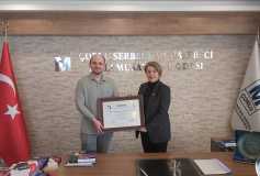 Yönetim Kurulu Başkanı'mız Sayın Ayşe Eroğlu, Odamız Üyesi Sayın Mert Can Aydemir'e Smmm Ruhsatını Teslim Etti