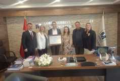 Yönetim Kurulu Başkanı'mız Sayın Ayşe Eroğlu, Odamız Üyesi Sayın Mehmet Berk Er’e Smmm Ruhsatını Teslim Etti
