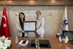 Yönetim Kurulu Başkanı'mız Sayın Ayşe Eroğlu, Odamız Üyesi Sayın Seçil Başkak’a Smmm Ruhsatını Teslim Etti