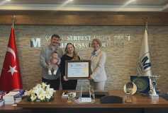 Yönetim Kurulu Başkanı'mız Sayın Ayşe Eroğlu, Odamız Üyesi Sayın Yeşim Cinoğlu’na Smmm Ruhsatını Teslim Etti