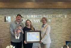 Yönetim Kurulu Başkanı'mız Sayın Ayşe Eroğlu, Odamız Üyesi Sayın Yeşim Cinoğlu’na Smmm Ruhsatını Teslim Etti