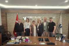 Çorlu Eğitim ve Spor Vakfı Yönetim Kurulu Başkanı Fatma GÜREL , Yön.Kur. üyelerinden Ertürk KARAKAŞ ve Pınar SÜLÜN, Yönetim Kurulu Başkanımız Ayşe EROĞLU’nu Makamında Ziyaret Etmişlerdir.