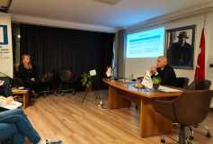 Çorlu Serbest Muhasebeci Mali Müşavirler Odası Yönetim Kurulu Başkanı’mız Sayın Ayşe Eroğlu, 07.10.2025 Salı Günü Dünya Mimarlar Günü dolayısıyla Çorlu Mimarlar Odası Temsilciliğinin gerçekleştirdiği Mimarlık Ofislerinde Muhasebe işlemleri üzerine söyleşi