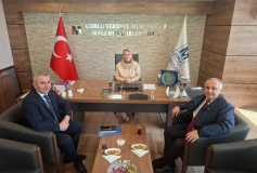 Halkbank Çorlu Şube Müdürü Şenol ÖZTÜRK ve Kobi Müşteri İlişkileri Yetkilisi Sertan AYDIN, Yönetim Kurulu Başkanımız Ayşe EROĞLU’nu Makamında ziyaret etmişlerdir.