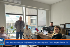 Oda Başkanımız Ayşe Eroğlu, Smmm Çiğdem Karataş ile Birlikte Odamız Değerli Üyelerinden Smmm Şahin Atmaca, Smmm Mustafa Burak Beyhan ve Smmm Ömer Murat Volkan'a Büro Tescil Belgelerini Teslim Etti