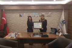 Yönetim Kurulu Başkani'miz Sayin Ayşe Eroğlu,yeni Üyemize Ruhsatini Takdim Etti