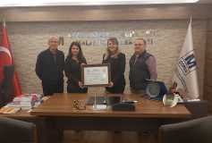 Yönetim Kurulu Başkani'miz Sayin Ayşe Eroğlu,yeni Üyemize Ruhsatini Takdim Etti