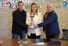 Cumhuriyet'in 100'üncü Yilinda Kazanilan Şampiyonluk Kupasi, Başkan Eroğlu'nun Ellerinde Yükseldi