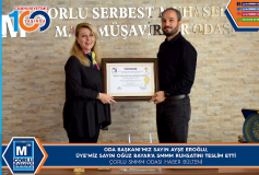 Oda Başkani'miz Sayin Ayşe Eroğlu, Üye'miz Sayin Oğuz Bayar'a Smmm Ruhsatini Teslim Etti