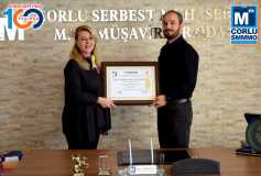 Oda Başkani'miz Sayin Ayşe Eroğlu, Üye'miz Sayin Oğuz Bayar'a Smmm Ruhsatini Teslim Etti