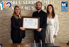 Oda Başkani'miz Sayin Ayşe Eroğlu, Üye'miz Sayin Oğuz Bayar'a Smmm Ruhsatini Teslim Etti