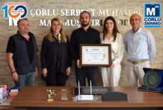 Oda Başkani'miz Sayin Ayşe Eroğlu, Üye'miz Sayin Oğuz Bayar'a Smmm Ruhsatini Teslim Etti