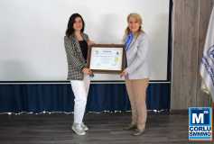 Yönetim Kurulu Başkani'miz Sayin Ayşe Eroğlu, Yeni Üyelerimize Ruhsatlarini Takdim Etti