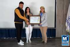 Yönetim Kurulu Başkani'miz Sayin Ayşe Eroğlu, Yeni Üyelerimize Ruhsatlarini Takdim Etti