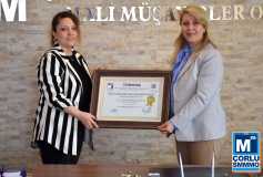 Yönetim Kurulu Başkani'miz Sayin Ayşe Eroğlu, Yeni Üyelerimize Ruhsatlarini Takdim Etti