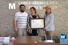 Yönetim Kurulu Başkani'miz Sayin Ayşe Eroğlu, Yeni Üyelerimize Ruhsatlarini Takdim Etti