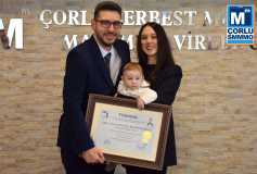 Yönetim Kurulu Başkani'miz Sayin Ayşe Eroğlu, Yeni Üyelerimize Ruhsatlarini Takdim Etti