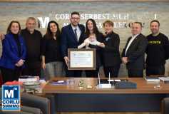 Yönetim Kurulu Başkani'miz Sayin Ayşe Eroğlu, Yeni Üyelerimize Ruhsatlarini Takdim Etti