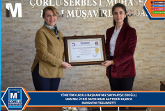 Yönetim Kurulu Başkani'miz Sayin Ayşe Eroğlu, Oda'miz Üyesi Sayin Arzu Alptekin Uçan'a Ruhsatini Teslim Etti